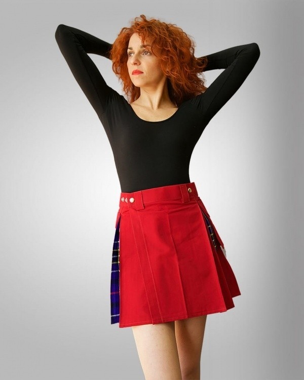 Deluxe Hybrid Kilt for Women – Tartan Box Pleated-posing